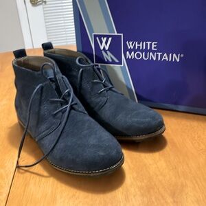 White Mountain blue lace up ankle boots. Size 9, genuine leather/suede.